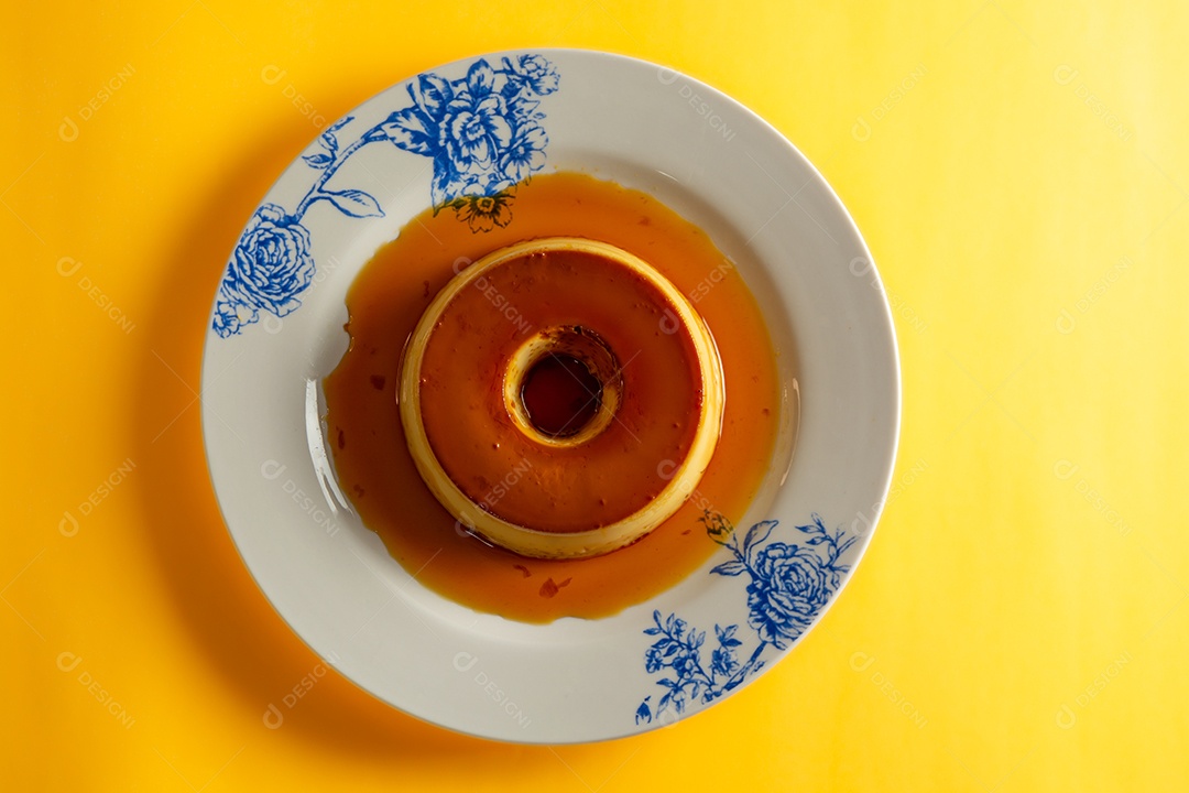 Pudim de leite condensado lindo e saboroso com colher ao lado