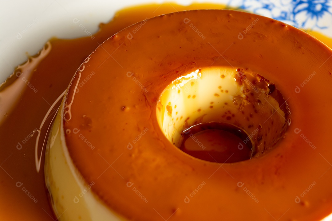 Pudim de leite condensado lindo e saboroso com colher ao lado
