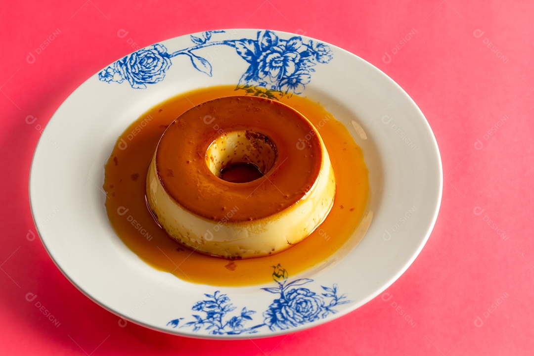 Pudim de leite condensado lindo e saboroso com colher ao lado