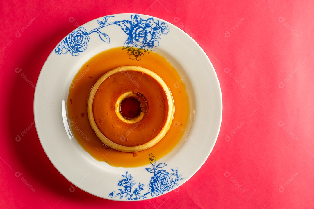 Pudim de leite tradicional brasileiro com calda de açúcar