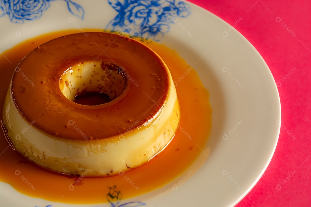 Pudim de leite tradicional brasileiro com calda de açúcar