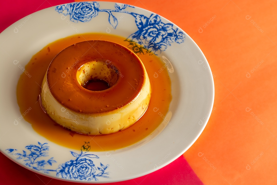 Pudim lindo e saboroso em prato decorado