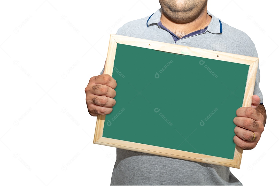 Homem segurando quadro verde sobre fundo branco
