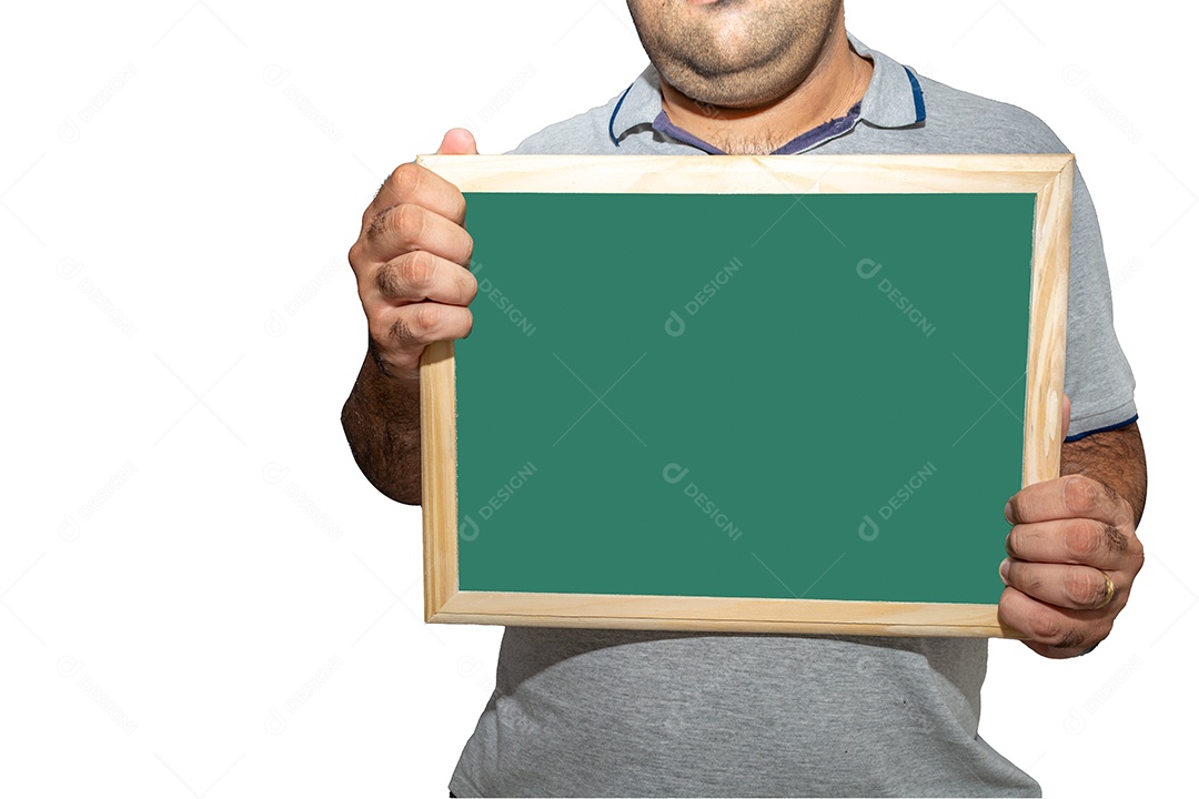 Homem segurando uma placa de quadro-negro escolar