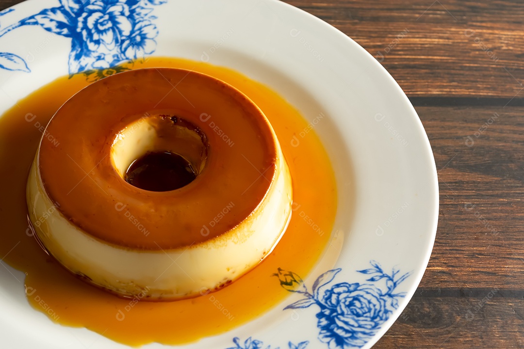 Pudim de leite tradicional brasileiro com calda de açúcar