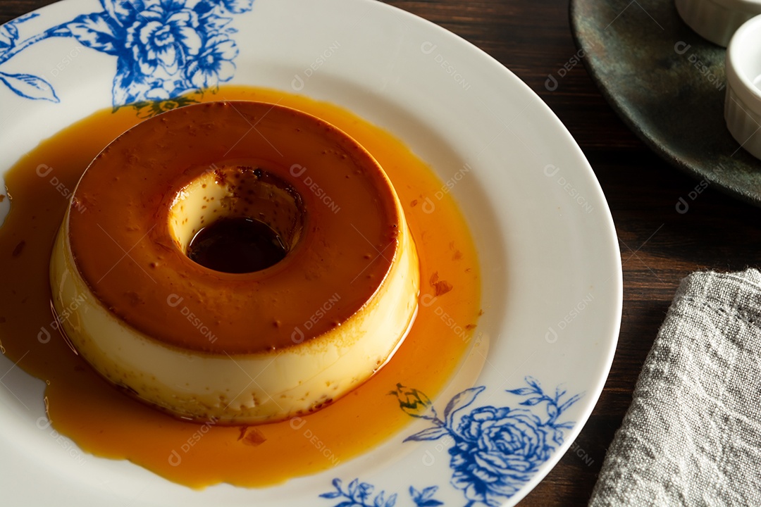 Pudim de leite tradicional brasileiro com calda de açúcar