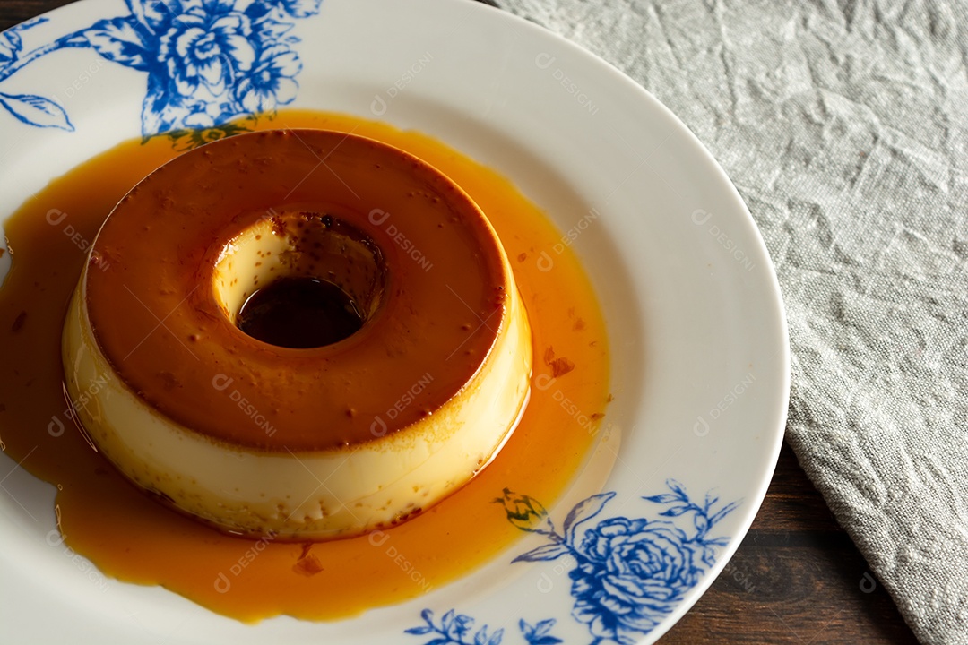 Pudim lindo e saboroso em prato decorado