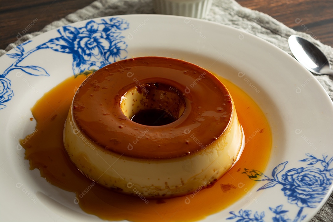 Pudim de leite tradicional brasileiro com calda de açúcar