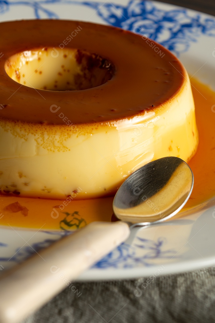Pudim de leite condensado lindo e saboroso com colher ao lado