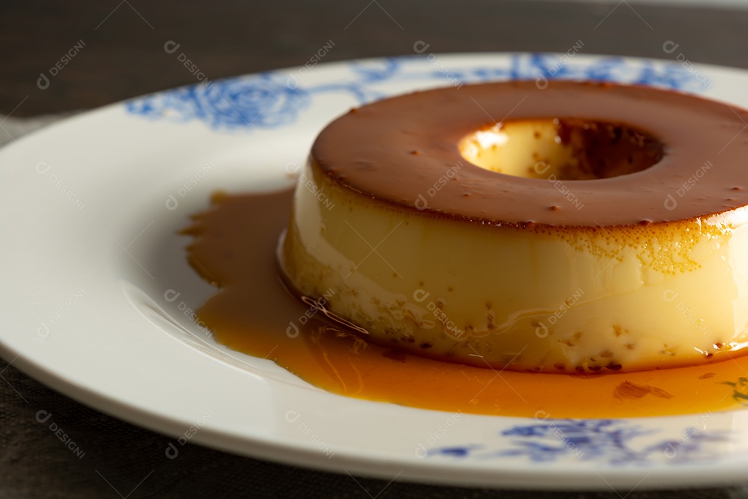 Pudim lindo e saboroso em prato decorado