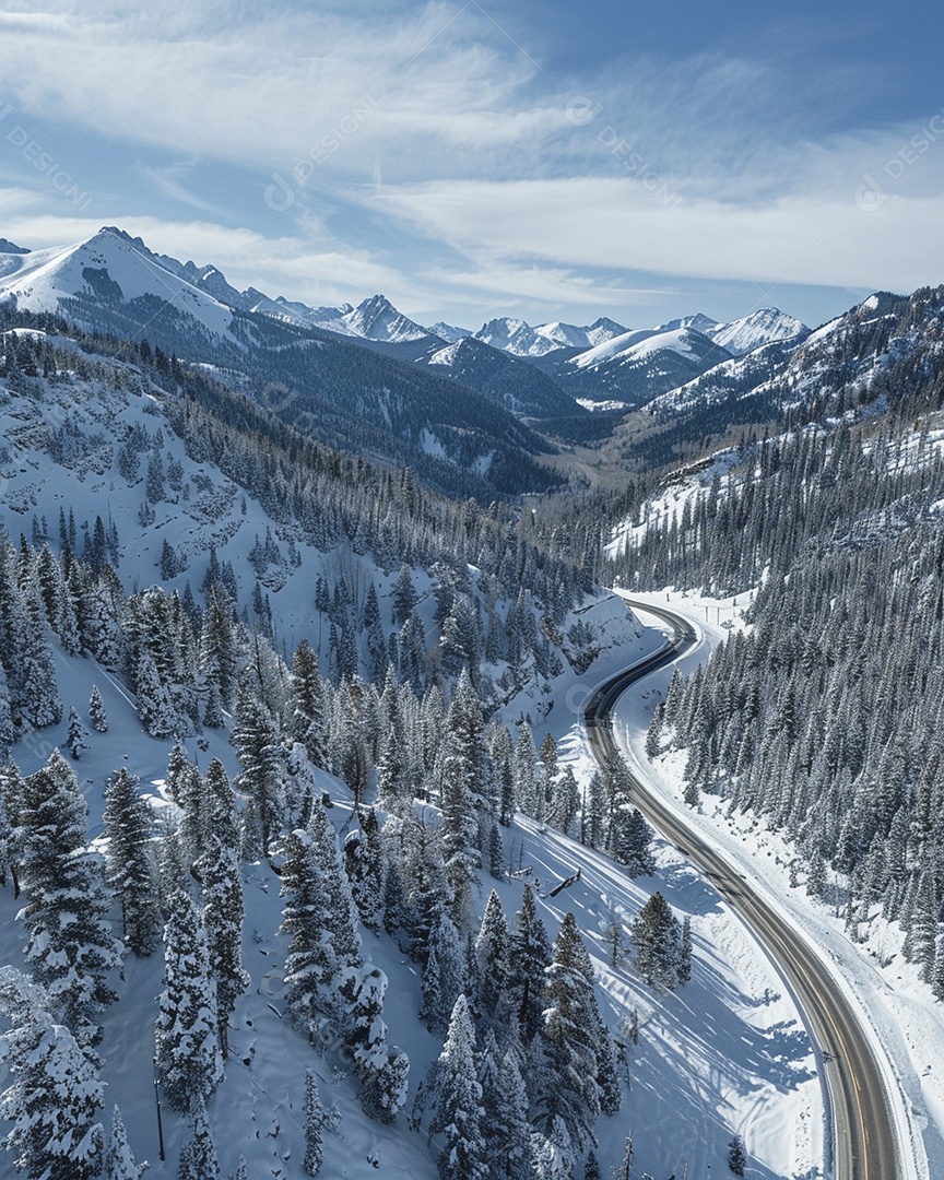 Vista aérea de uma estrada sinuosa nas montanhas com neve