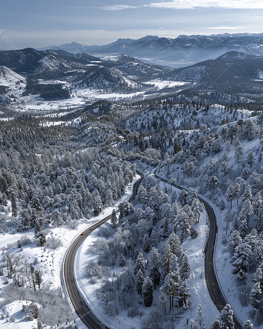 Vista aérea de uma estrada sinuosa nas montanhas com neve