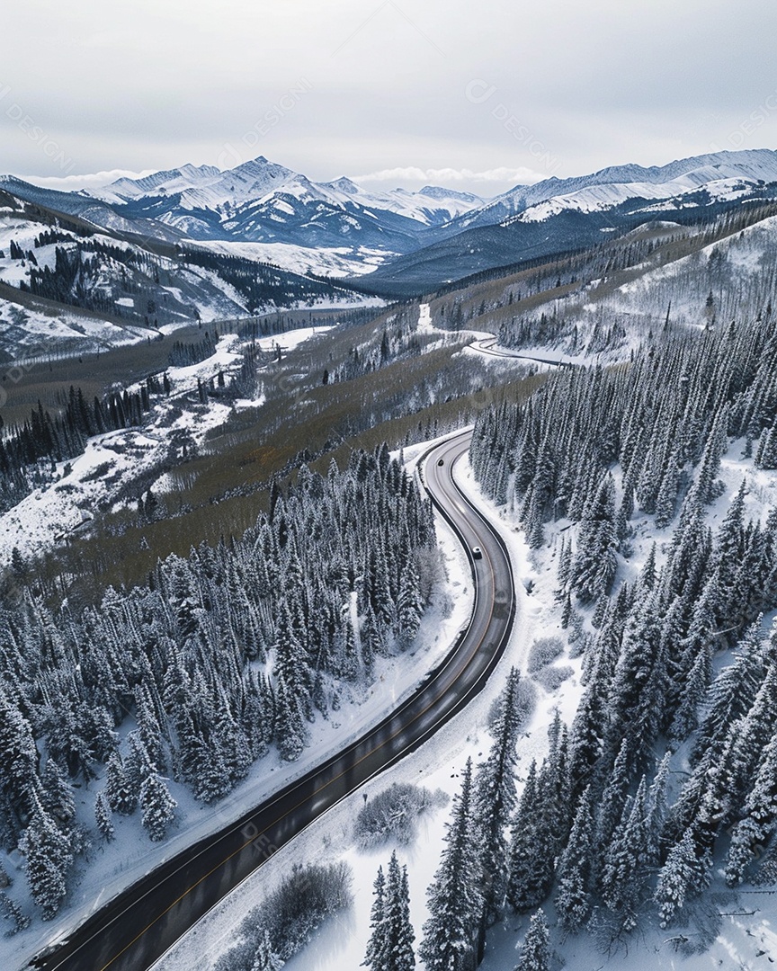 Vista aérea de uma estrada sinuosa nas montanhas com neve