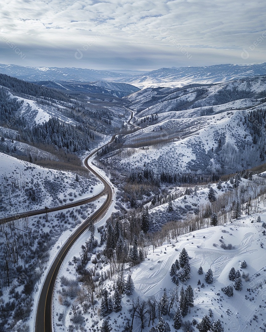Vista aérea de uma estrada sinuosa nas montanhas com neve