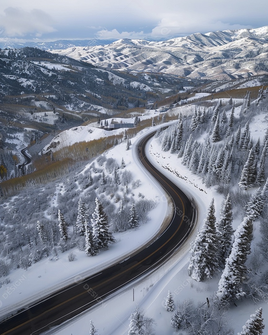 Vista aérea de uma estrada sinuosa nas montanhas com neve