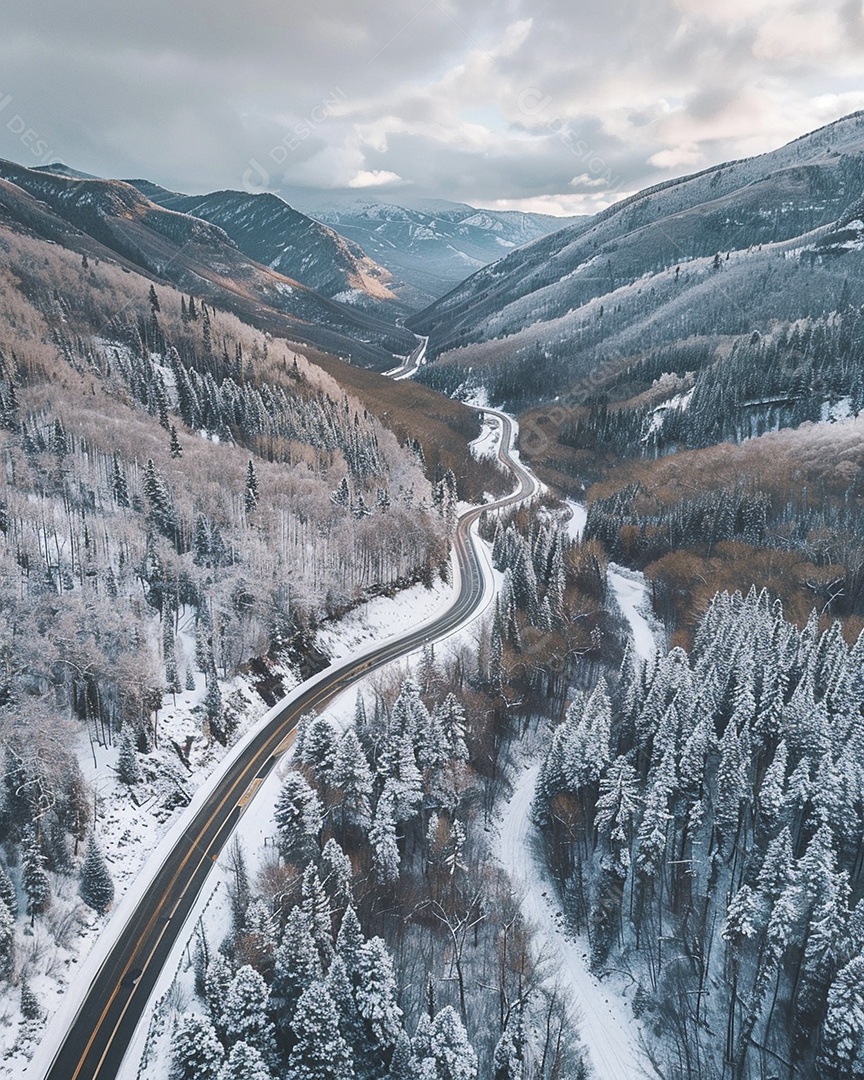 Vista aérea de uma estrada sinuosa nas montanhas com neve