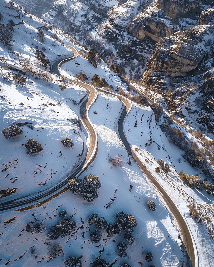 Vista aérea de uma estrada sinuosa nas montanhas com neve