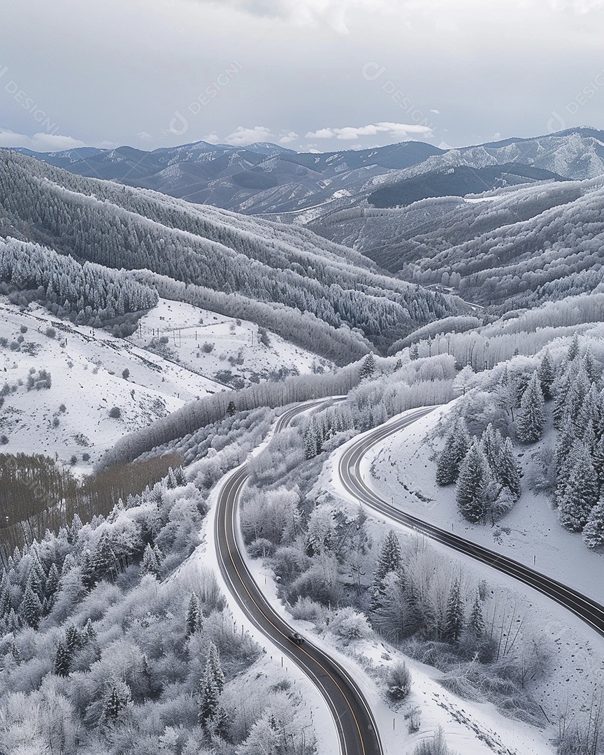 Vista aérea de uma estrada sinuosa nas montanhas com neve