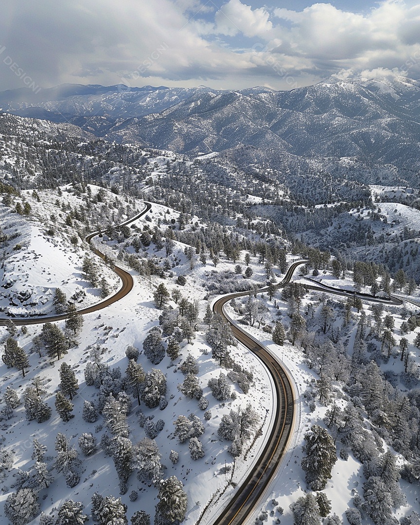 Vista aérea de uma estrada sinuosa nas montanhas com neve