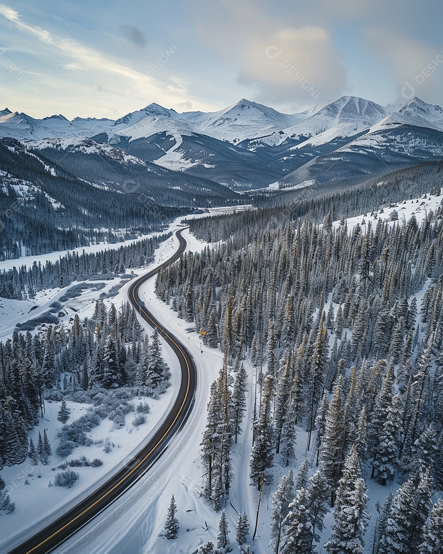 Vista aérea de uma estrada sinuosa nas montanhas com neve