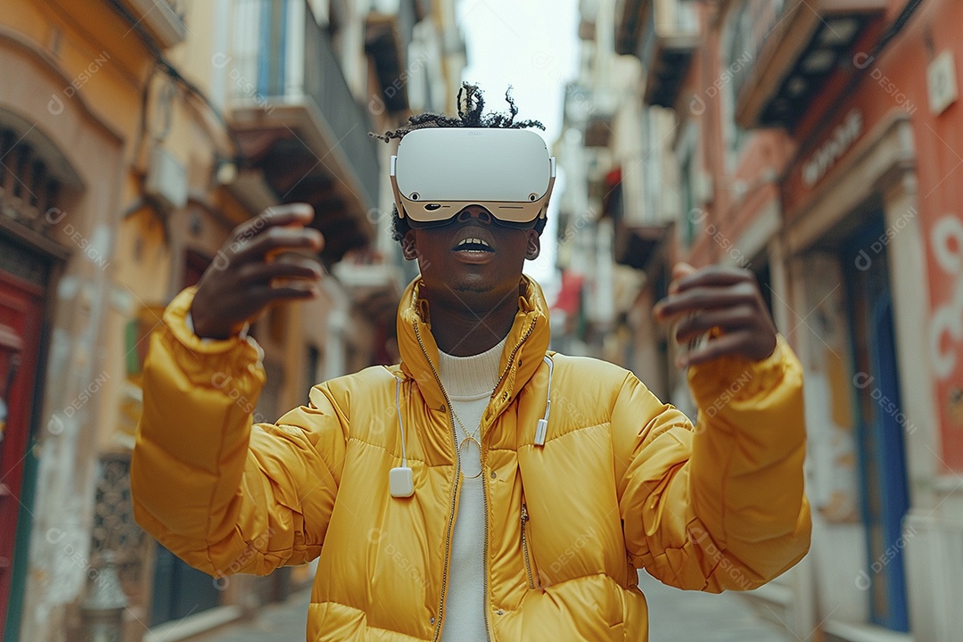 Jovem muito animado usando óculos de realidade virtual