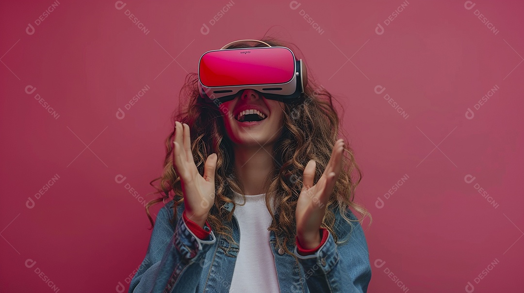 Jovem muito animada usando óculos de realidade virtual