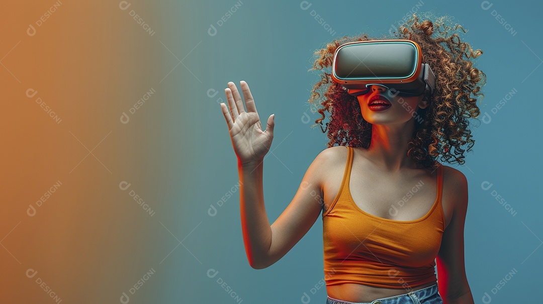 Jovem muito animada usando óculos de realidade virtual