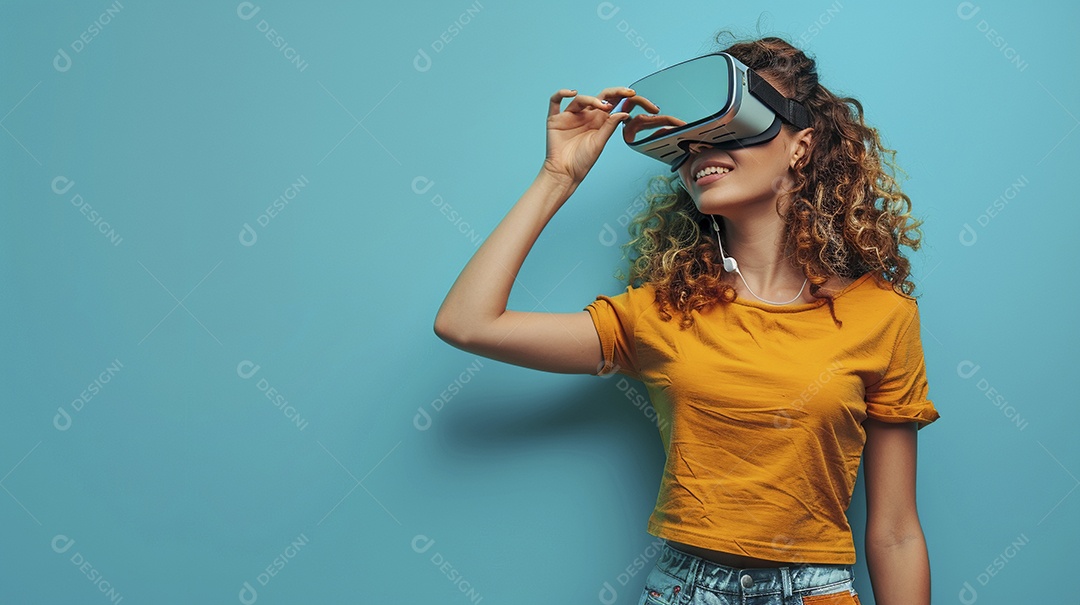 Jovem muito animada usando óculos de realidade virtual