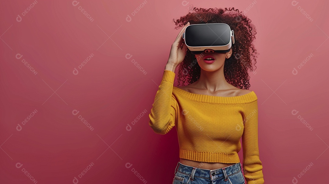 Jovem muito animada usando óculos de realidade virtual