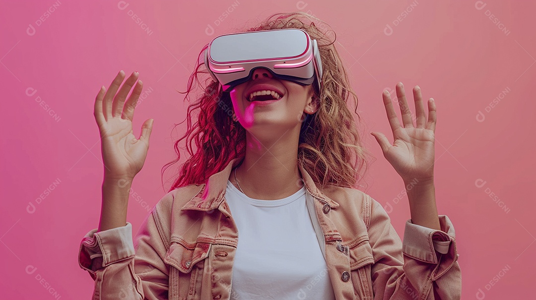 Jovem muito animada usando óculos de realidade virtual