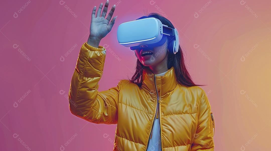 Jovem muito animada usando óculos de realidade virtual