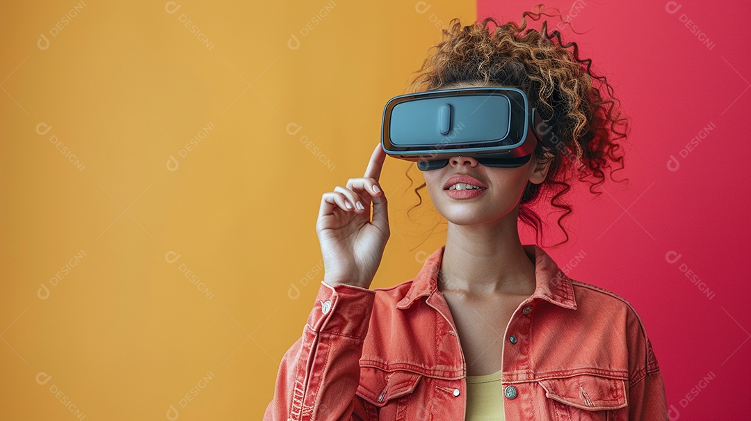 Jovem muito animada usando óculos de realidade virtual