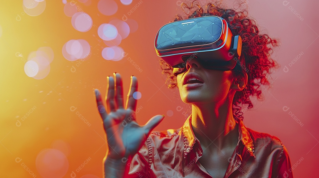 Jovem muito animada usando óculos de realidade virtual