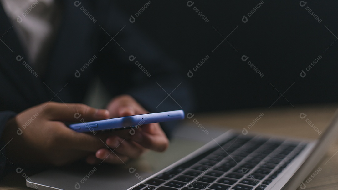 Empresário com telefone trabalhando no escritório