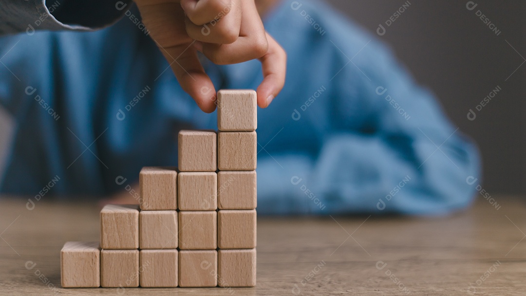 Muitos dados de madeira e mão pegando