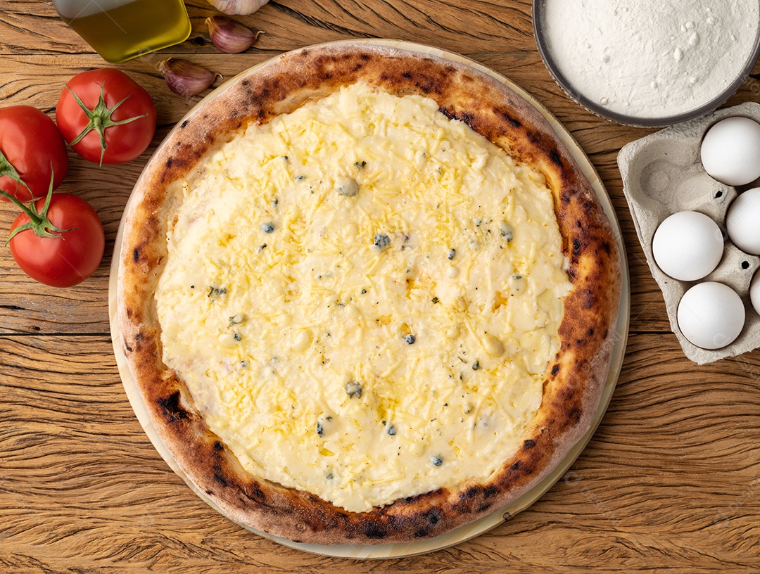 Pizza quatro queijos peroba ovos farinha e tomates fundo de madeira