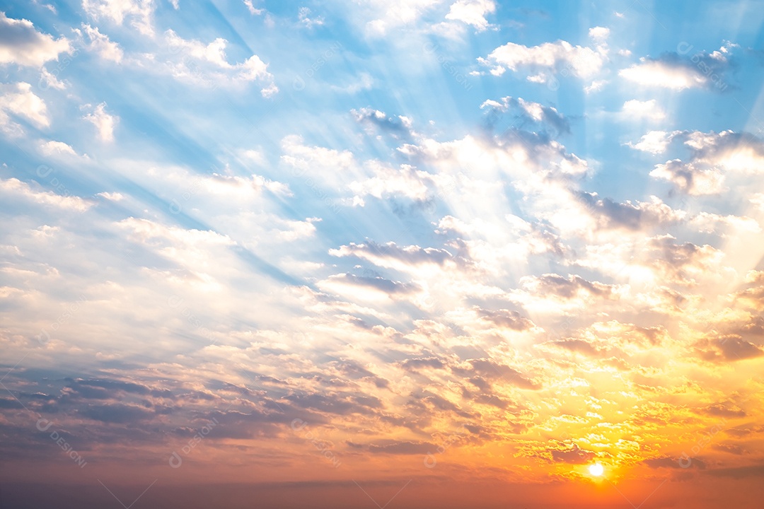 Céu com nuvens azul e amarelo ao pôr do sol