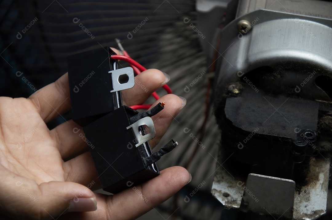 Capacitores no circuito do motor do ventilador