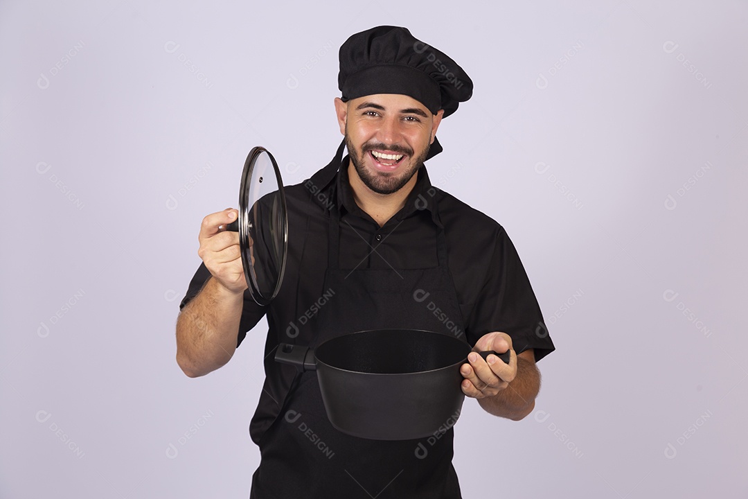 Homem jovem sorridente chefe de cozinha segurando ovos da páscoa