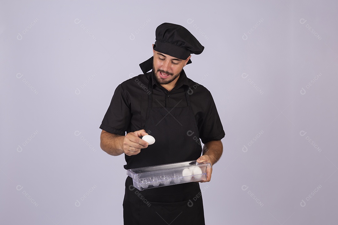 Homem jovem cozinheiro sobre fundo isolado