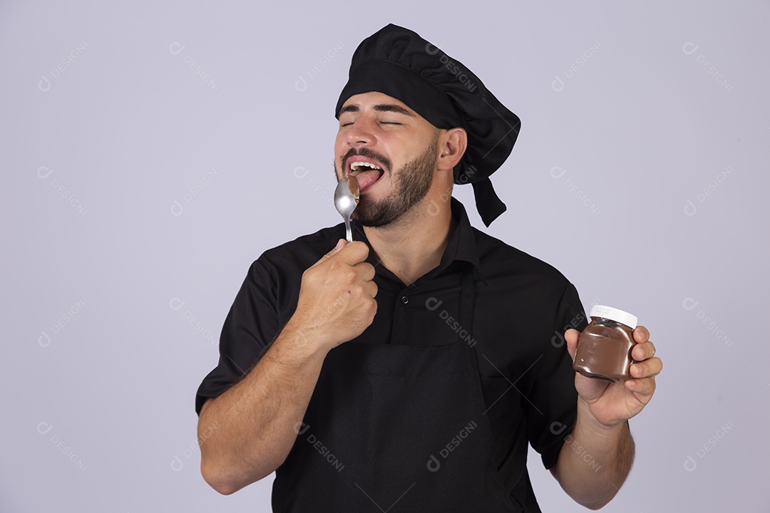 Homem jovem cozinheiro sobre fundo isolado