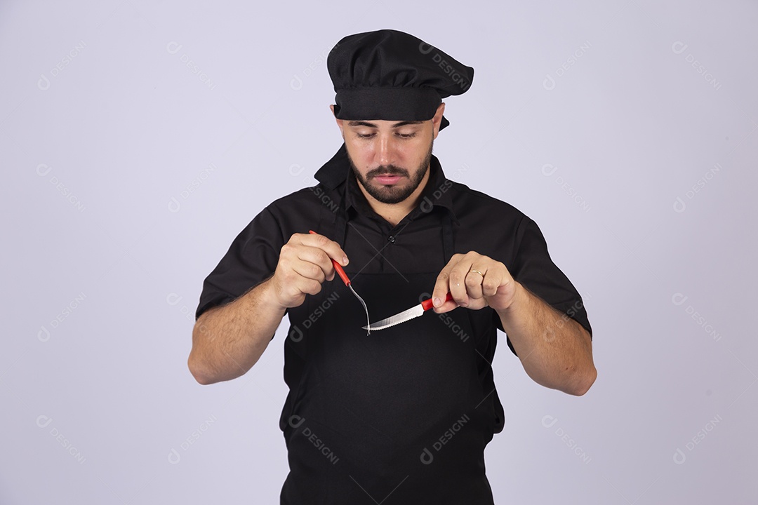 Homem jovem cozinheiro sobre fundo isolado