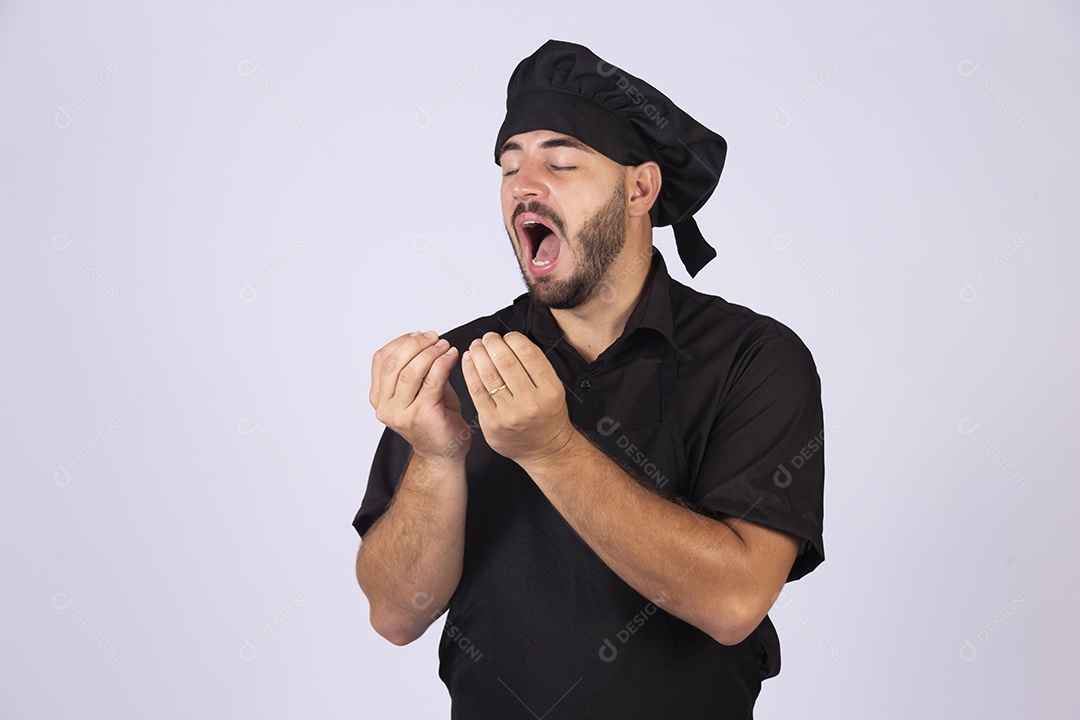 Homem jovem cozinheiro sobre fundo isolado