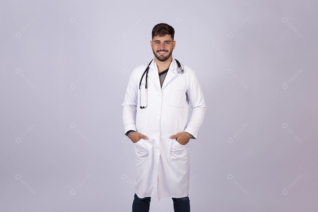 Homem jovem médico sobre fundo isolado