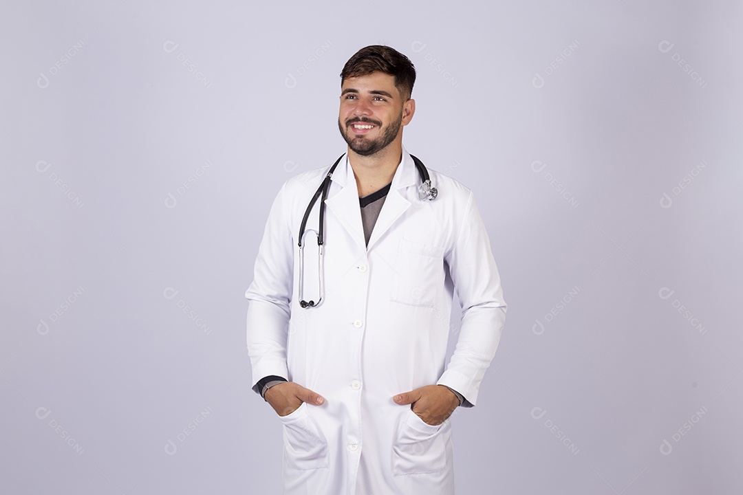 Homem jovem médico sobre fundo isolado