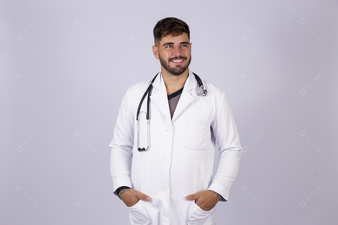 Homem jovem médico sobre fundo isolado