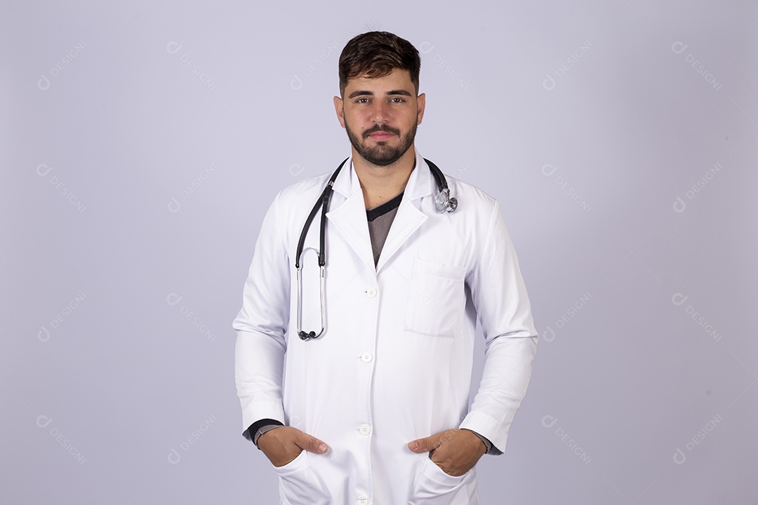 Homem jovem médico sobre fundo isolado