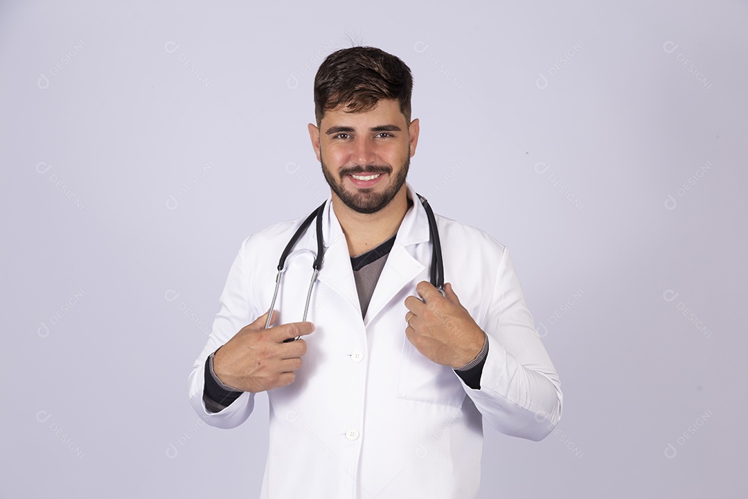 Homem jovem médico sobre fundo isolado