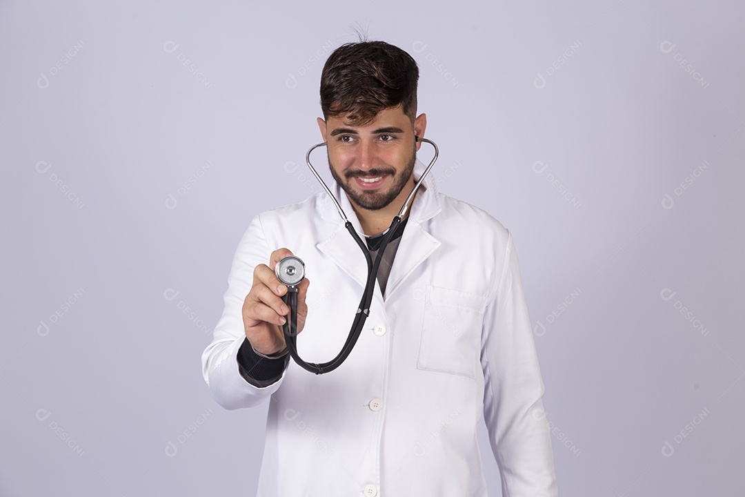 Homem jovem médico sobre fundo isolado