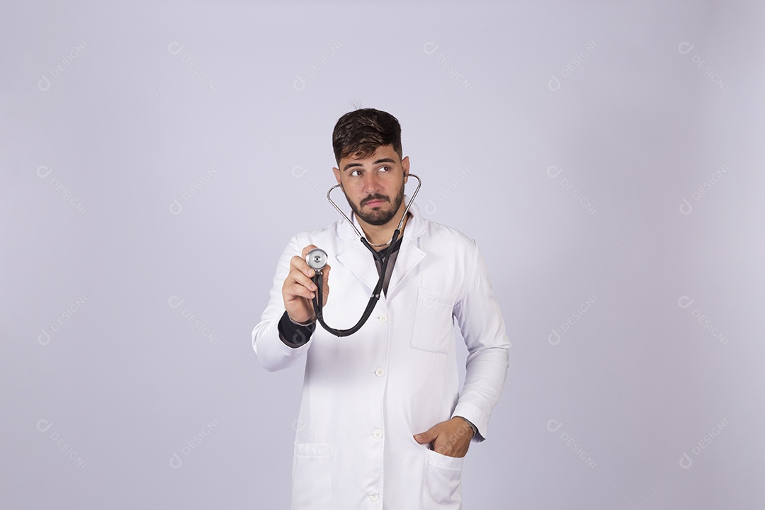 Homem jovem médico sobre fundo isolado